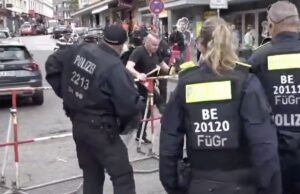 Amburgo, armato di piccone semina il panico tra i tifosi: ferito dalla polizia tedesca