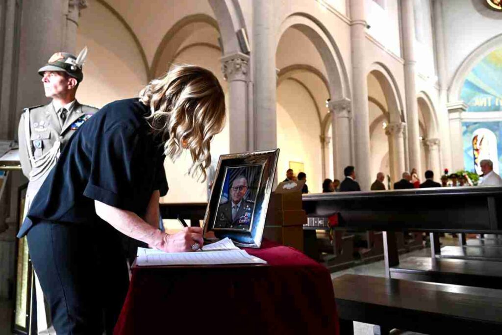 Claudio Graziano, chiesa gremita per il funerale del presidente di Fincantieri: "Una stella animata da pace e sapienza"