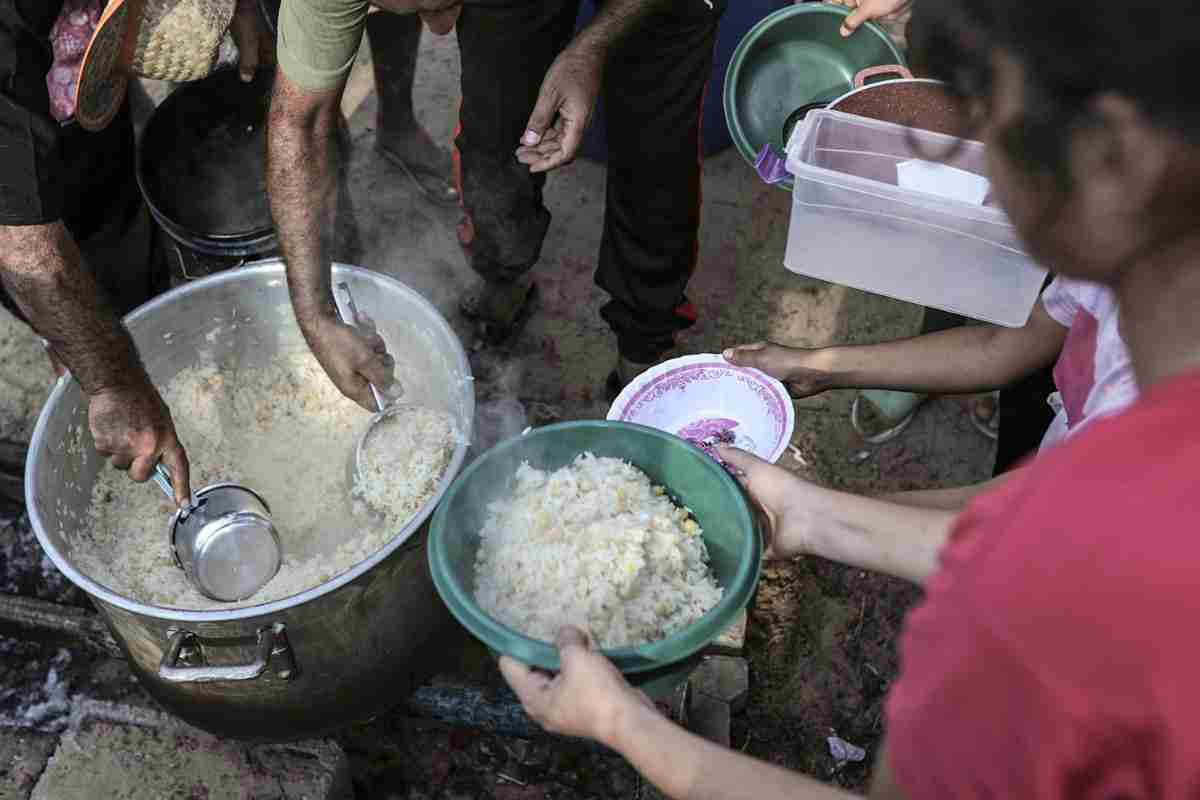 Gaza, l'intera popolazione della Striscia soffre l'estrema carenza di cibo