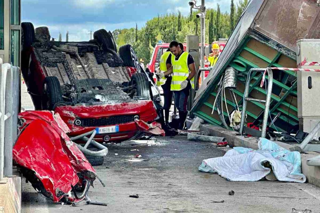 Inferno di lamiere a seguito di un incidente stradale al casello di Rosignano