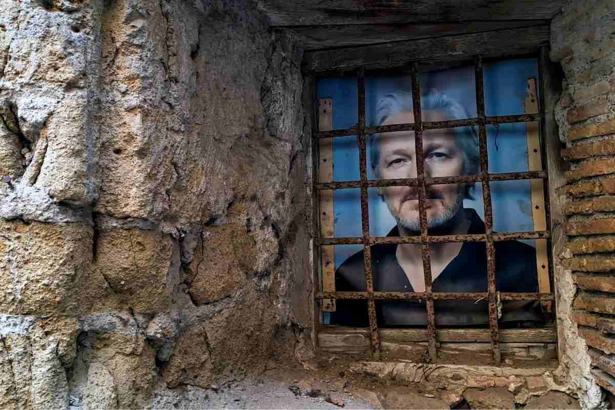 Assange ha lasciato ieri il penitenziario britannico di Belmarsh, dove era detenuto da circa cinque anni