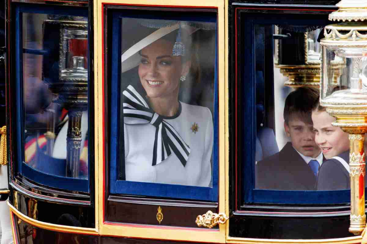 La principessa era accompagnata dai tre figli George, Charlotte e Louis in carrozza