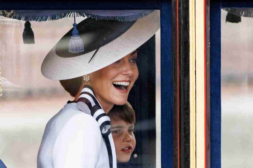 Kate Middleton al Trooping the colour di Londra: vestita di bianco, dimagrita ma sorridente