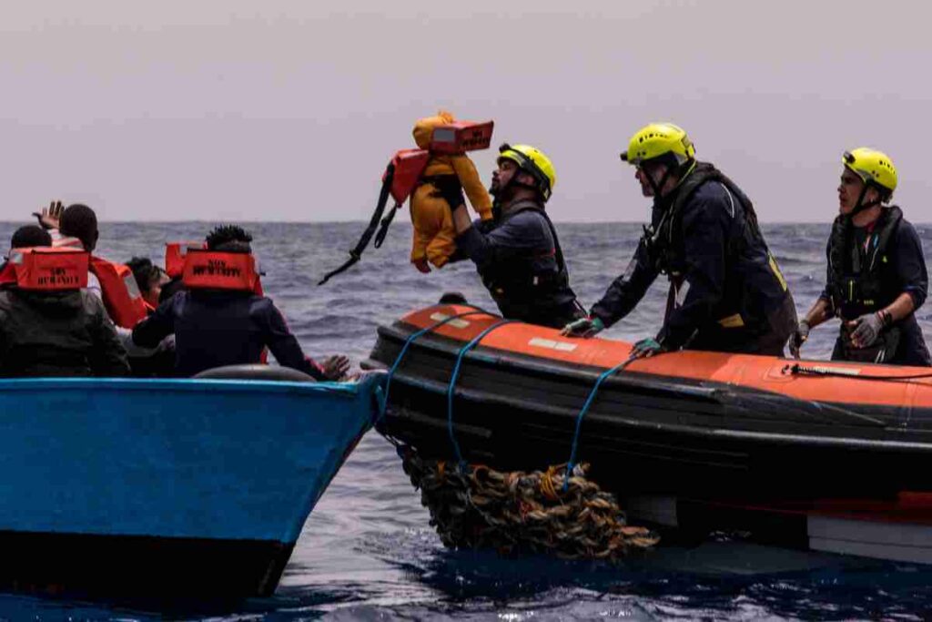 Migranti, giorni di tragedie e salvataggi: decine i morti. "Siamo ancora in mare, ci sono barche in viaggio"