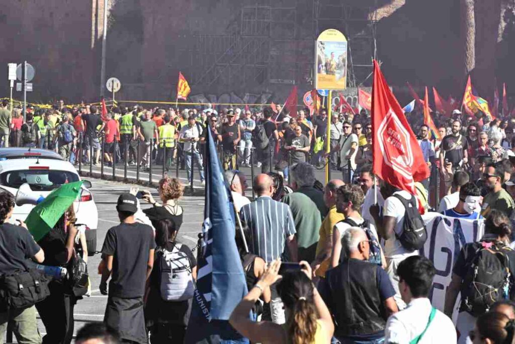 Corteo contro il governo, scontri a Roma