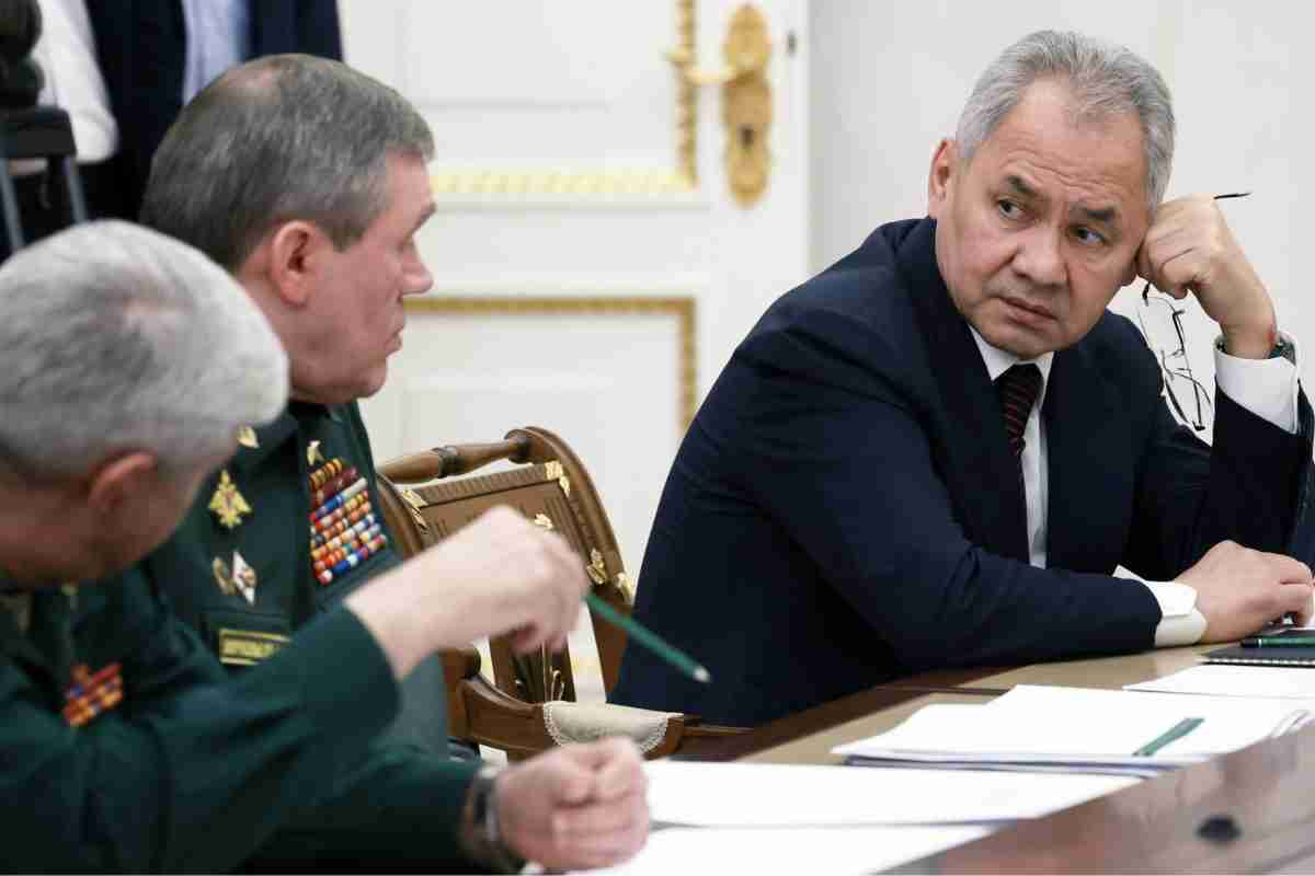 L’ex ministro della difesa russo Sergej Shoigu ed il generale Valerij Gerasimov sono accusati di crimini di guerra e crimini contro l’umanità