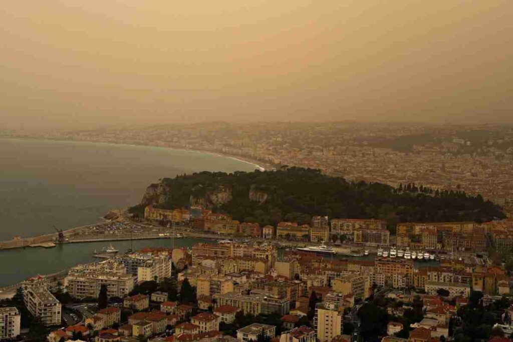 Torna il cielo giallo, dove e perché