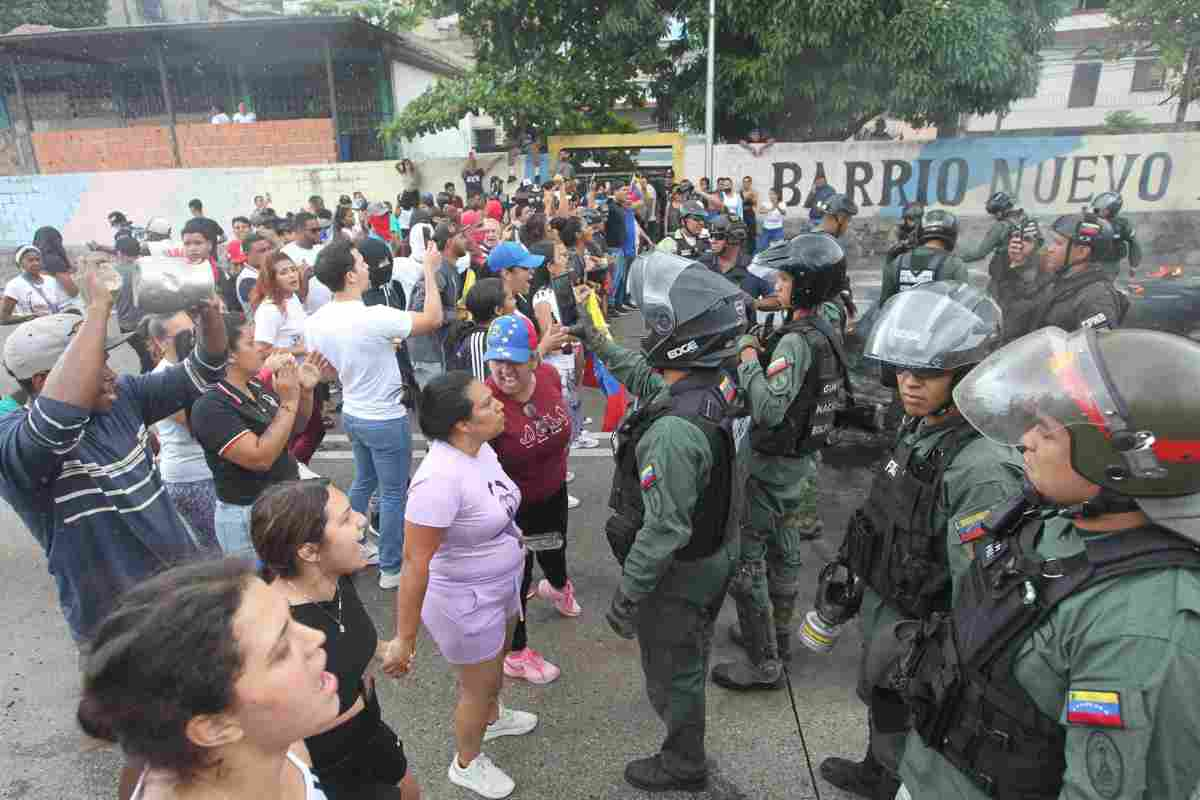 Il Venezuela è nel caos dopo la “vittoria” di Nicolas Maduro: scontri nelle piazze, voli sospesi, polemiche internazionali