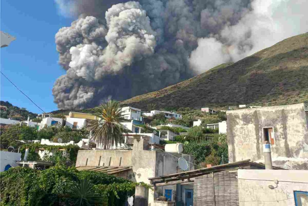 Eruzione del vulcano Stromboli, via alla mobilitazione straordinaria della protezione civile