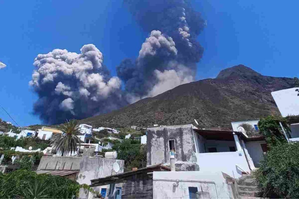 Il vulcano Stromboli ha eruttato di nuovo, cosa sta accadendo alle Eolie e sull'Etna: i dettagli dell'Ingv