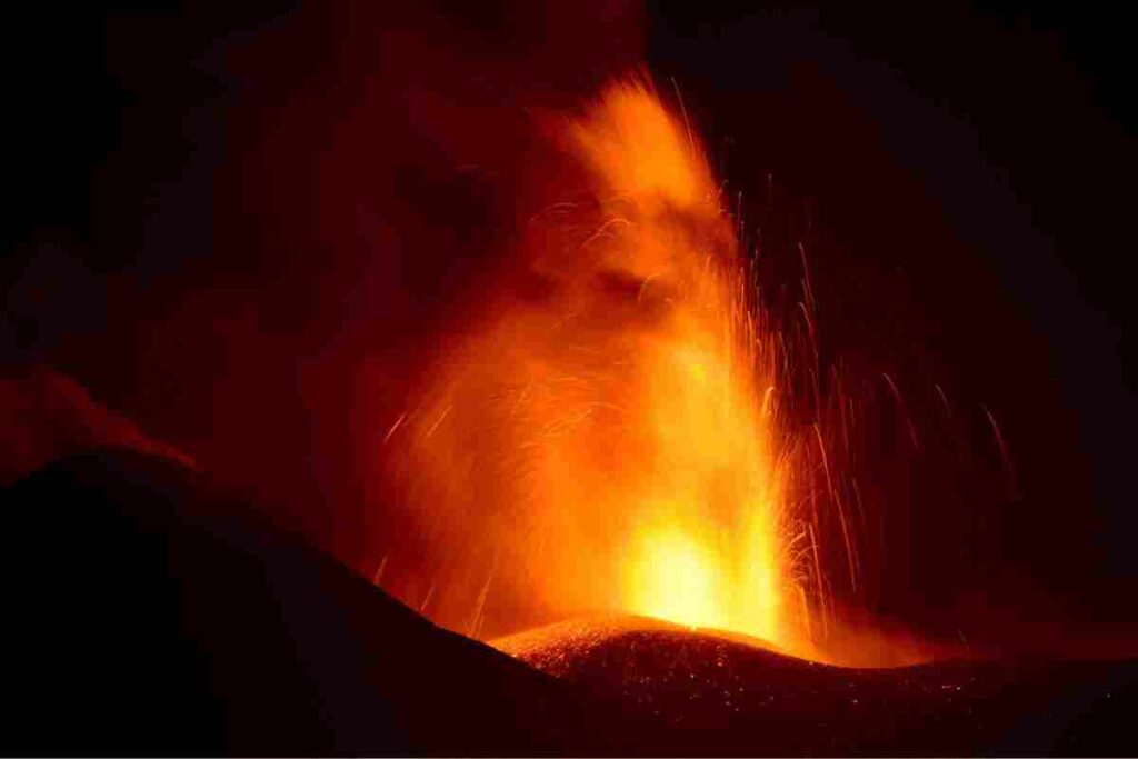 Etna, lava e cenere dal vulcano: nuova eruzione conclusa. “Nessun collegamento con lo Stromboli”