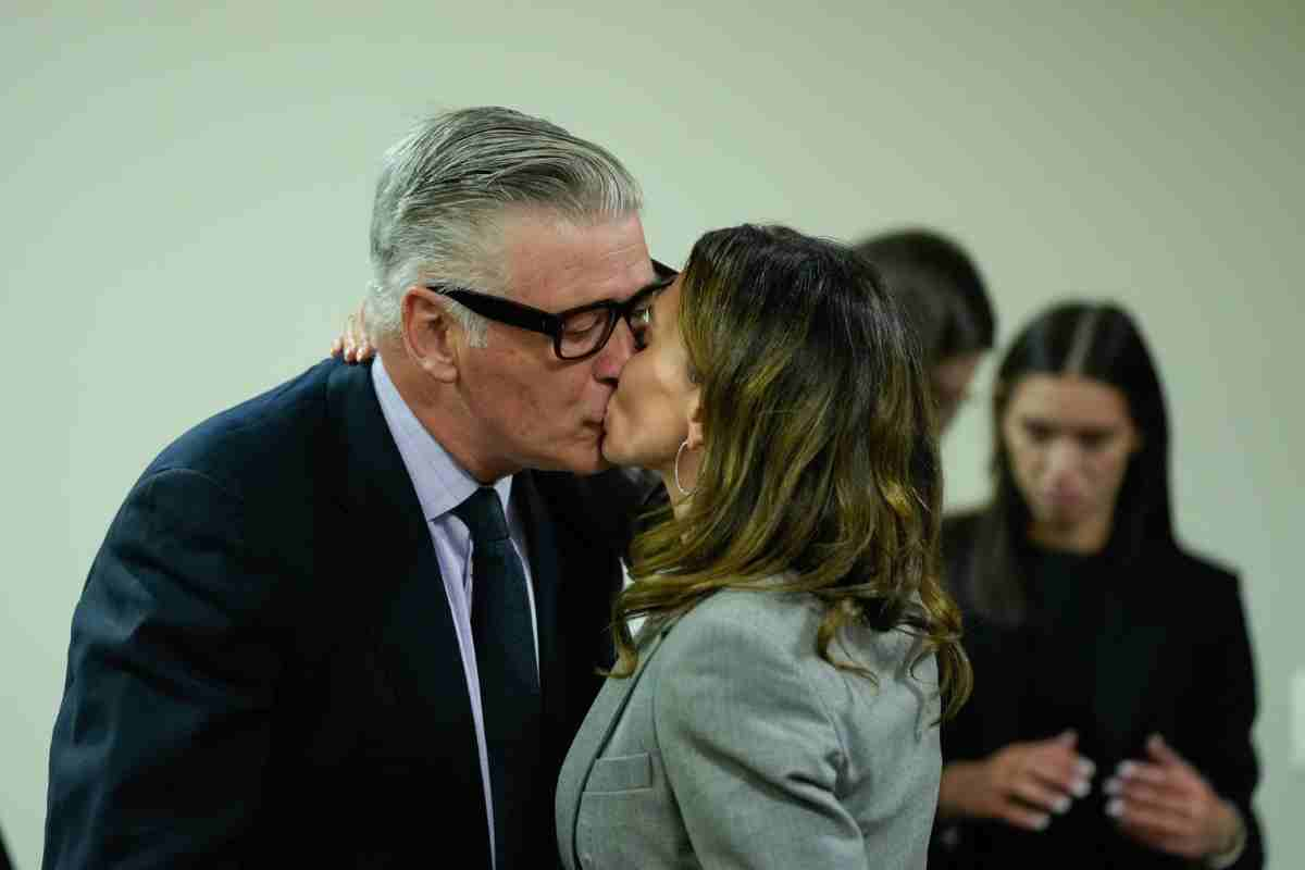 Hilaria bacia il marito Alec Baldwin dopo l'archiviazione del processo