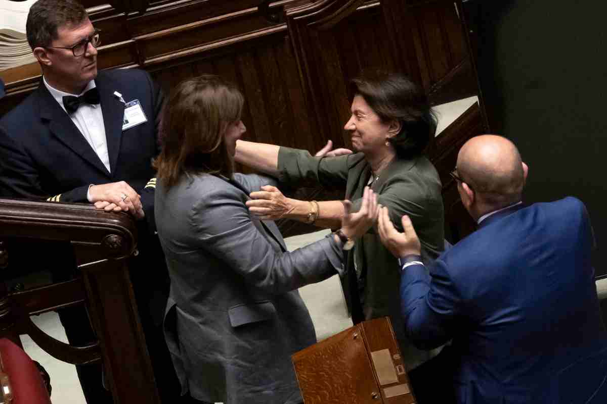 Maria Carolina Varchi abbraccia il ministro della famiglia Eugenia Roccella dopo la discussione e il voto, positivo, sulla legge maternità surrogata