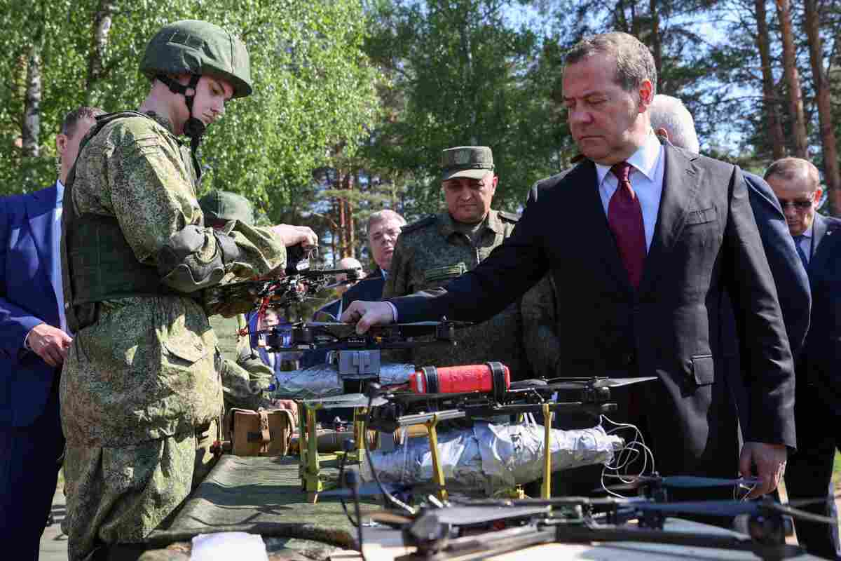 Secondo Medvedev solo la prudenza da parte della Nato potrebbe evitare che il pianeta venga ridotto in pezzi