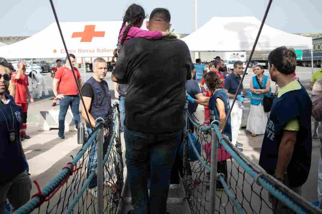 Salvati in mare quasi 300 migranti in poche ore: sui barconi 100 tra bambini e neonati