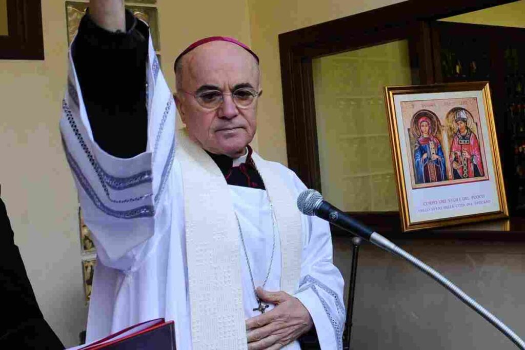 Il Vaticano ha scomunicato monsignor Carlo Maria Viganò: confermata l’accusa di scisma