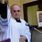 Il Vaticano ha scomunicato monsignor Carlo Maria Viganò: confermata l’accusa di scisma
