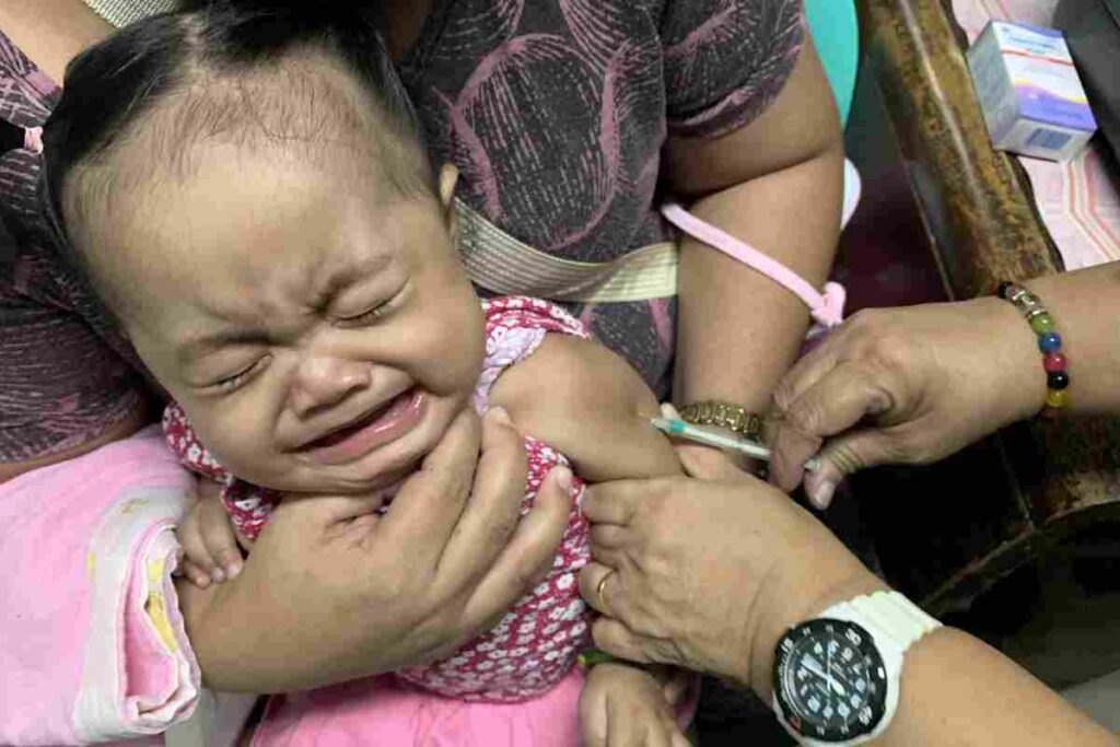 La copertura vaccinale dei bambini si è bloccata, allarme epidemia: il morbillo è mortale e spaventa il mondo