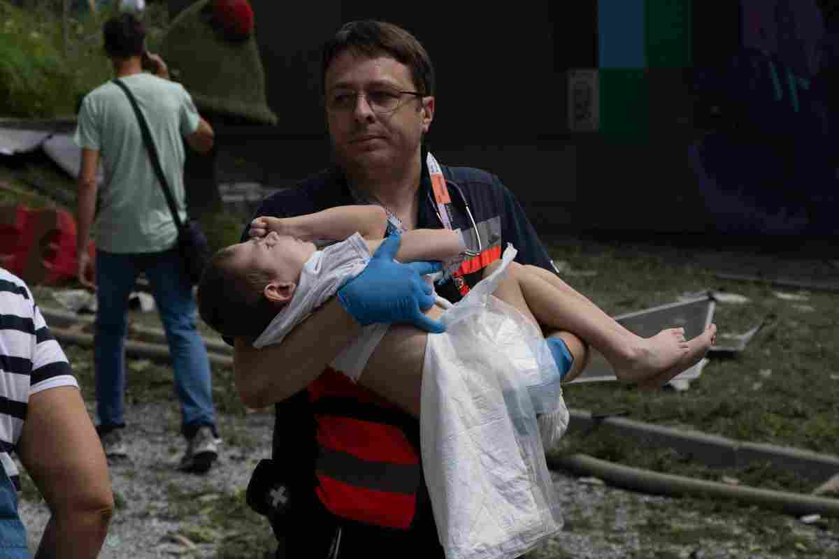 Oltre 40 persone, tra cui 4 bambini, sono morte nell’attacco missilistico all’ospedale Okhmatdyt di Kiev, in Ucraina