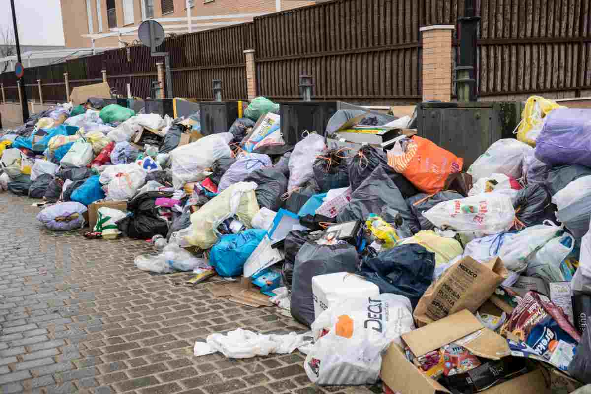 Rifiuti, l'Italia non recepisce la direttiva Ue. Avviata procedura di infrazione