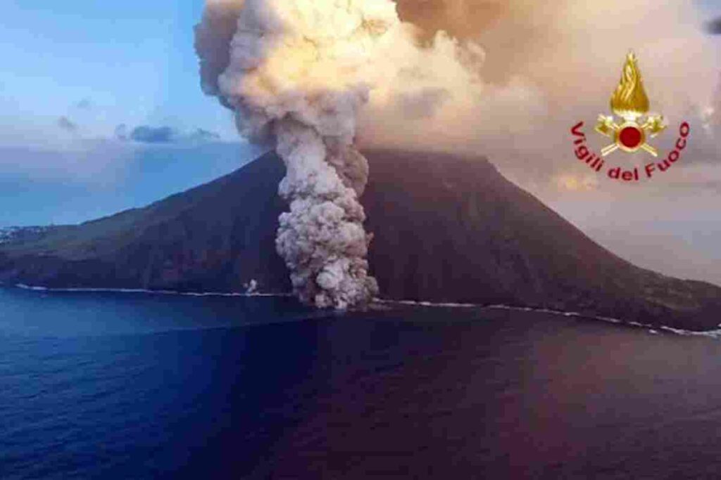 Stromboli, allerta rossa per l’eruzione del vulcano: chiesti rinforzi sull’isola