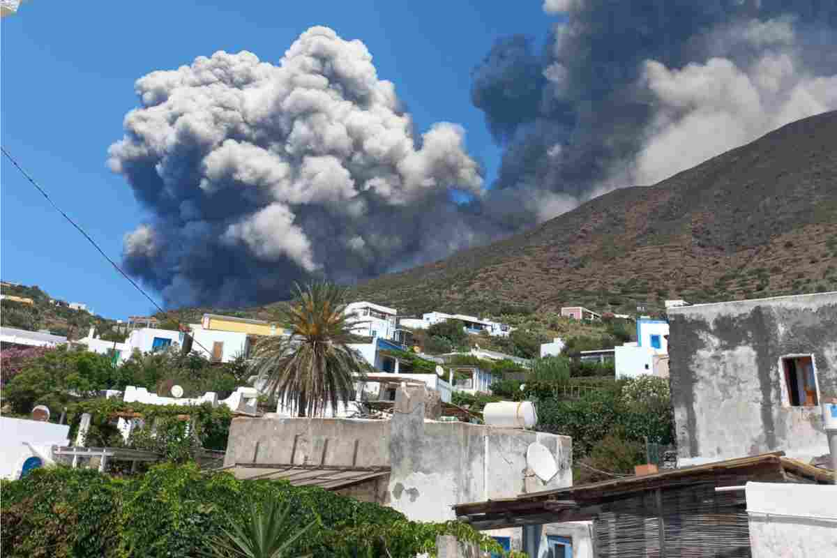 Sull’isola di Stromboli, com’era già avvenuto nei giorni scorsi, si è alzata una nube altissima di vapore con ricaduta di cenere