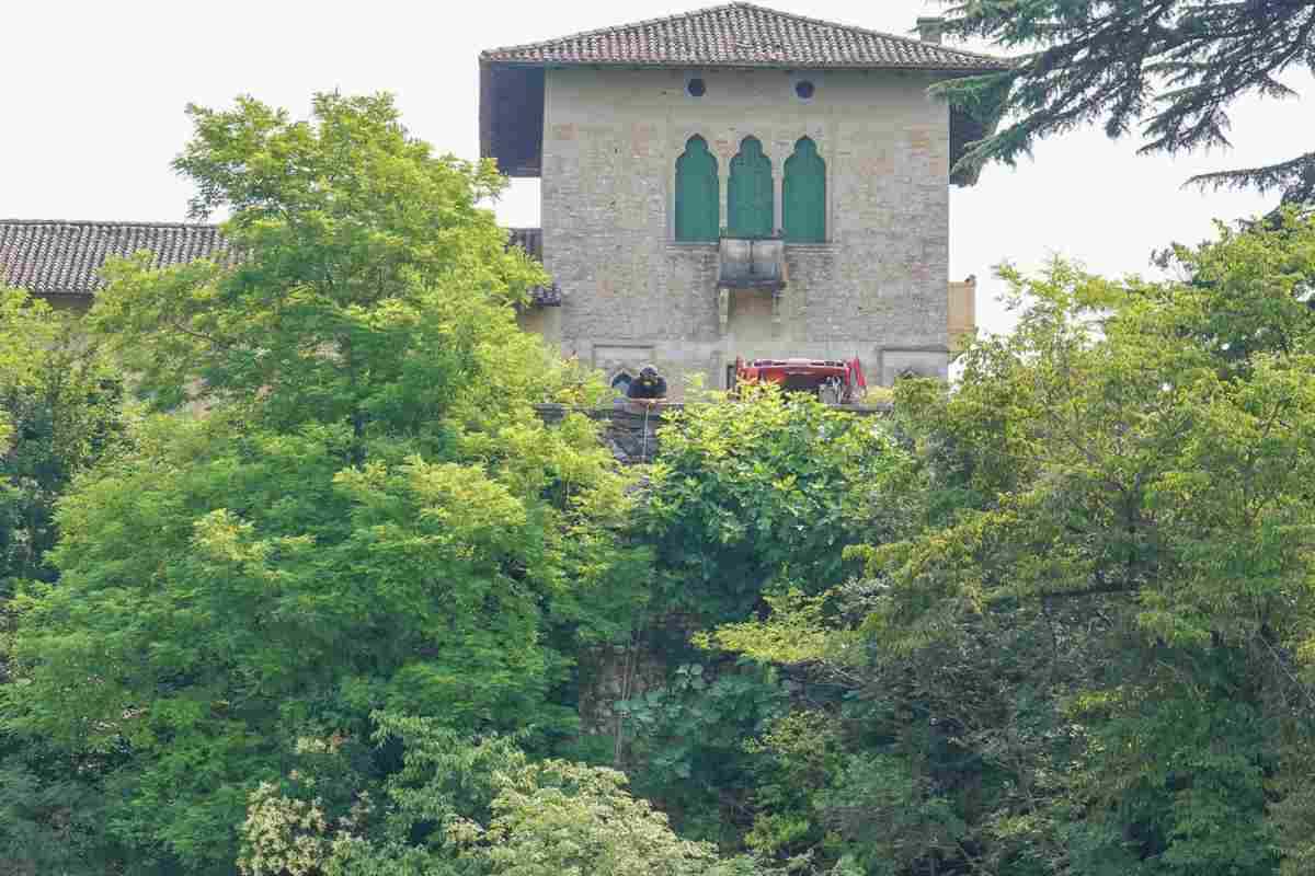 Davanti all’abbazia sconsacrata di Vidor hanno operato una decina di vigili del fuoco