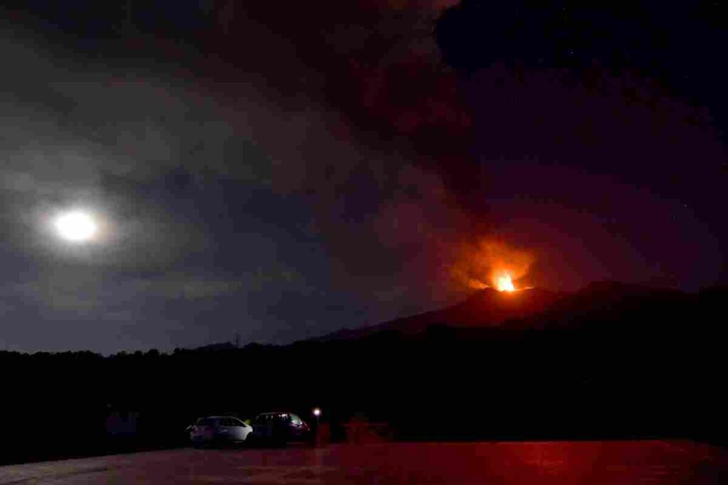 Etna, notte di fuoco e cenere: il vulcano siciliano dà spettacolo