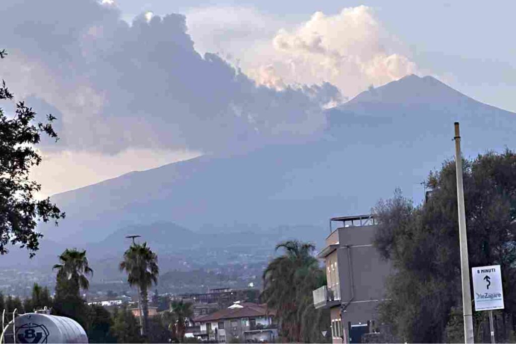 Erutta l’Etna, pioggia nera sulla Sicilia: altissima e intensa la nube vulcanica